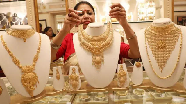 બીબીસી ગુજરાતી, સોનું, ડોનાલ્ડ ટ્રમ્પ, ગોલ્ડ, ટ્રેડ વોર, ટેરિફ, સોનાનો ભાવ, જ્વેલરી, લગ્નમાં સોનાની ખરીદી, સોનું ક્યારે ખરીદવું, સોનાનો ભાવ કેટલો, સોનું કેટલું મોંઘું