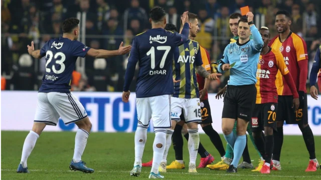 Beğenmedikleri kararların ardından hakemlerin etrafını sarmaya alışkın futbolcular, artık hakeme 2 metreden fazla yaklaşamayacak