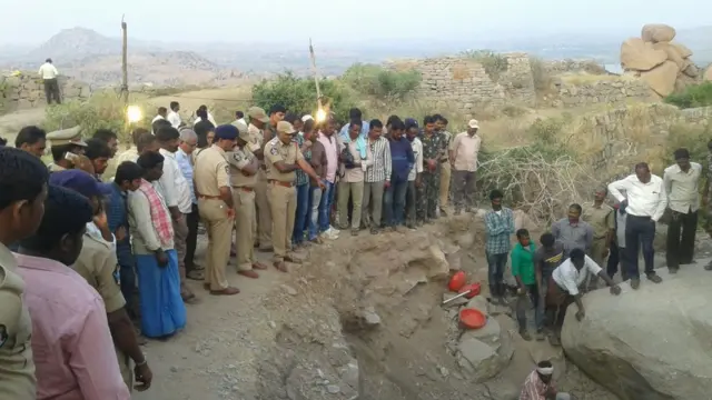 కోటలో తవ్వకాలను పర్వవేక్షిస్తున్న అధికారులు
