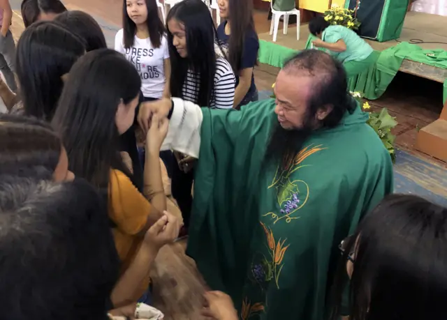 الأب تشيتو يلتقي مع طلاب الجامعة في صالة الجامعة الرياضية