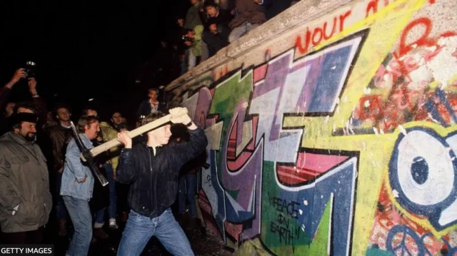 1989-cu ildə Berlin divarının yıxılması bütün dünyanı silkələdi.