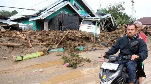Banjir bandang di Kecamatan Batang Toru, Kabupaten Tapanuli Selatan, Sumatera Utara, Jumat (28/11).