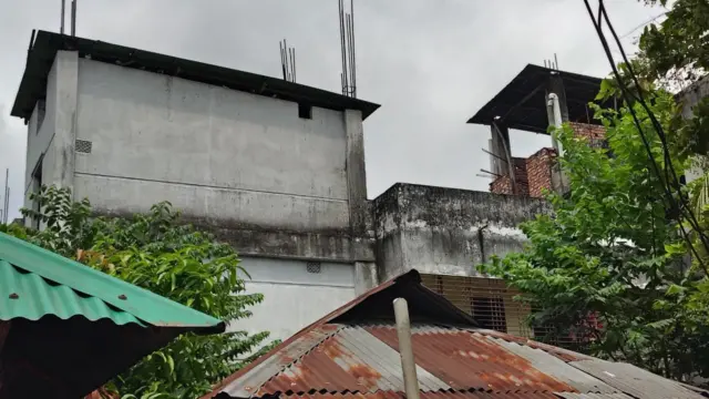 পুলিশ বলছে পাশের বাড়ির ছাদ ব্যবহার করে হত্যাকারীরা গণপতি চক্রবর্তীর বাসার ছাদে এসেছিল