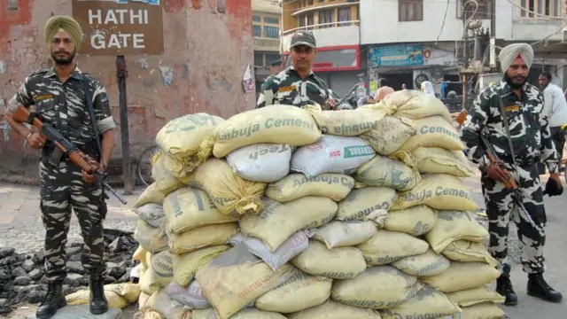 हाथी गेट पर तैनात सैन्यकर्मी 