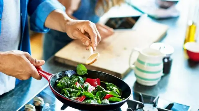 سبز پتوں والی سبزیاں ڈیمنشیا یا الزائمر سے بچنے میں مددگار ثابت ہو سکتی ہیں
