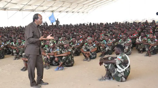 ፕሬዝዳንት ሐሰን ኤርትራ ውስጥ የሚሰለጥኑ ወታደሮቻቸውን በጎበኙበት ጊዜ 
