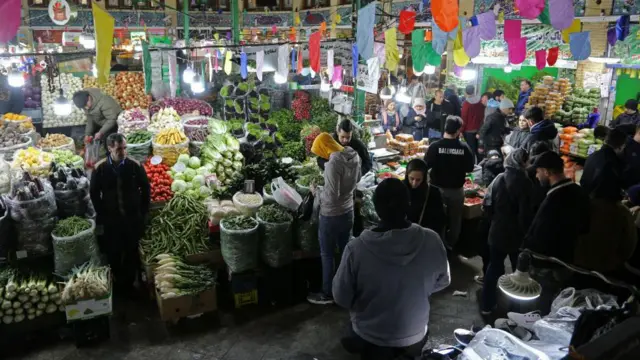 خرید از بازار تجریش، یکی از پرطرفدارترین مراکز خرید به عنوان بخشی از تدارکات ماه رمضان در تهران، ایران در ۷ فوریه ۲۰۲۵