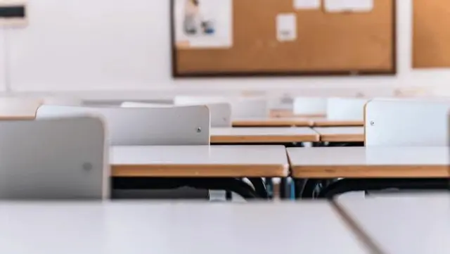 میز و صندلی‌ها در یک کلاس درس 