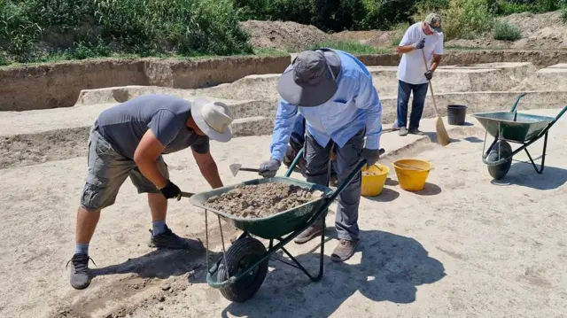 Arheolozi na iskopinama u Mohovu