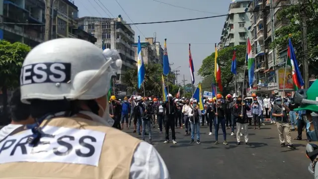 ၂၀၂၁ ခုနှစ် စစ်အာဏာသိမ်းမှု ဆန့်ကျင်ဆန္ဒပြပွဲက Press ဦးထုပ်ဆောင်းတဲ့ သတင်းထောက်နဲ့ ဆန္ဒပြနေတဲ့ လူစု 