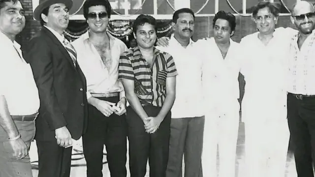 राज बब्बर, धर्मेंद्र, बॉब क्रिस्टो और अन्य कलाकारों के साथ शशि कपूर