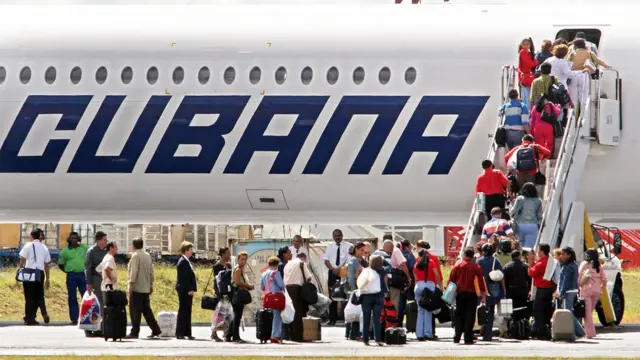 Médicos cubanos regresan a su país.