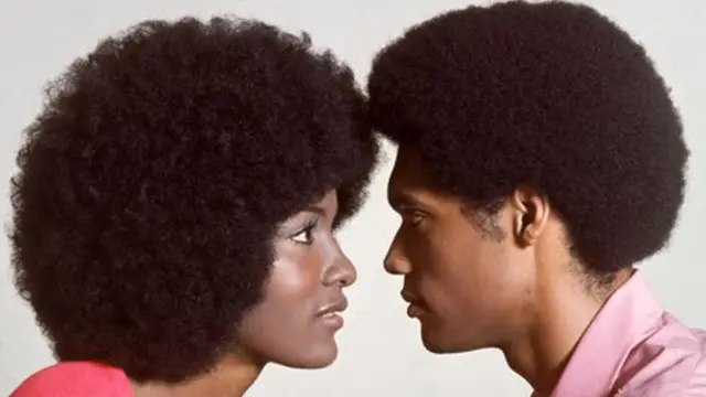 Casal com cabelo black se olhandobetnacional recife - pefrente