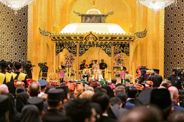 พระราชพิธีเฉลิมฉลองการเสกสมรส ณ พระราชวังอิสตานา นูรุล อิมาน ซึ่งเป็นการเปิดตัวคู่บ่าวสาวต่อสาธารณชนเป็นครั้งแรก