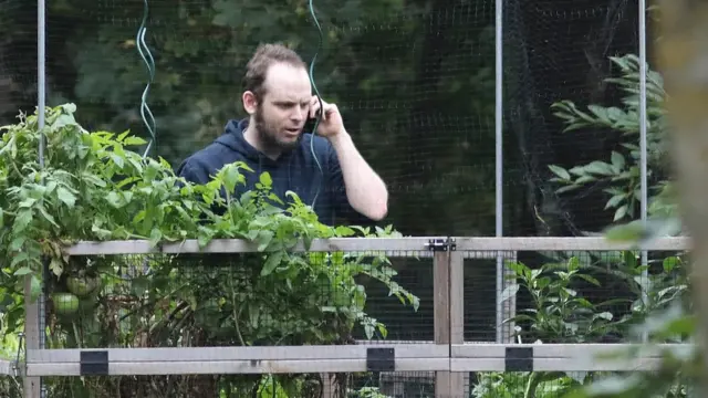 Joshua Boyle hablando por teléfono