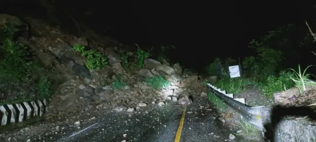 राजमार्गमा पहिरो