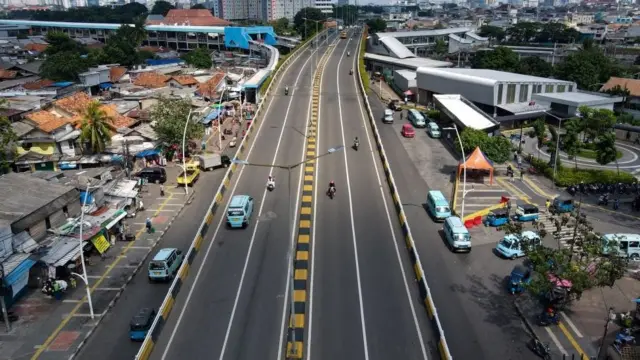 लॉकडाऊन लावण्याआधीच जकार्तामधले रस्ते असे जवळपास सुनसान झाले होते.