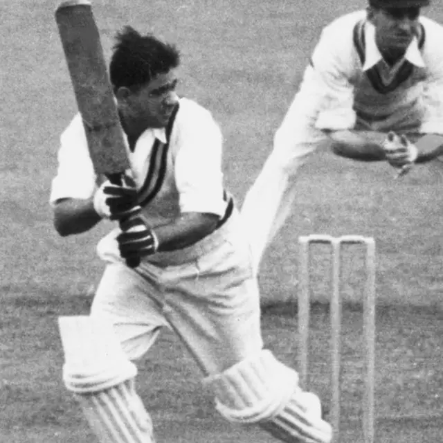 ভিনু মানকড ব্যাটিং করছেন