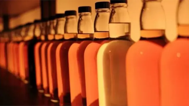 শুল্ক ফাঁকি ঠেকাতে প্রায়শই অভিযান হয় ঢাকার অনেক বার ও প্রতিষ্ঠানে