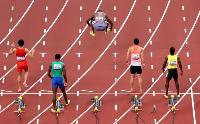 Noa Lajls skače pred početak trke na 100 metara na Svetskom atletskom prvenstvu u Tokiju