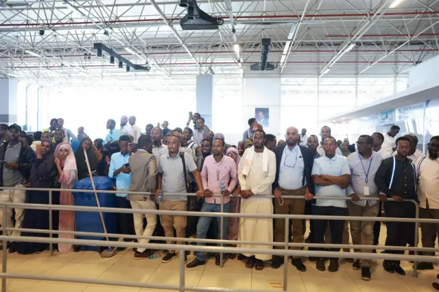 Maamulka Ururka Diyaaraddaha ayaa markaasi sheegay in lagu soo rogay qof kasta oo ka dhoofaya garoonka Aadan Cabdulle ee ku socda gobollada wadanka lacag dhan $9, 