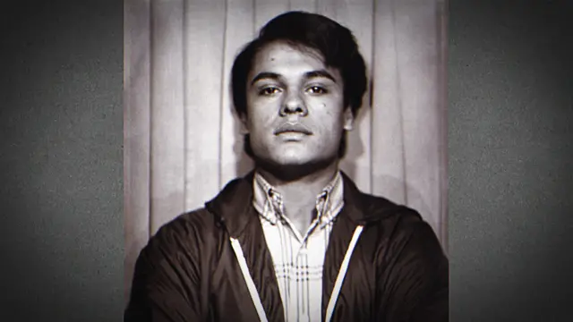 Juan Gabriel posa para la cámara en su juventud