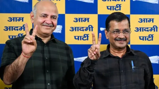 दिल्ली के पूर्व उपमुख्यमंत्री मनीष सिसौदिया के साथ अरविंद केजरीवाल