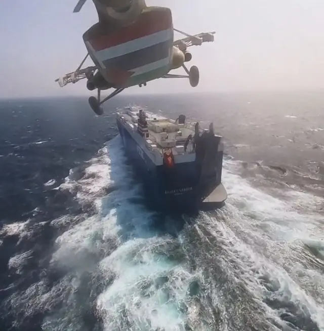 Un helicóptero hutí cerca de un barco en el mar Rojo