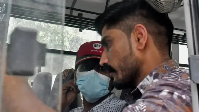 मोहम्मद ज़ुबैर (बीच में)