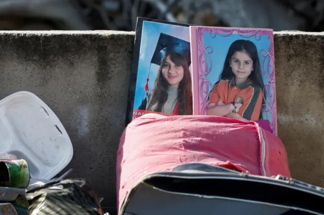 टर्कीमा भत्किएको घरमा देखिएको एउटा तस्बिर