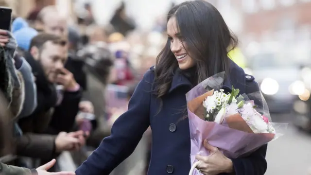 Diễn viên Mỹ Meghan Markle có lần gặp gỡ công chúng đầu tiên với tư cách là hôn thê của Hoàng tử Harry tại Nottingham, phía bắc nước Anh hôm 1/12.