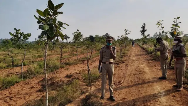 మొక్కలు నాటుతున్న తెలంగాణ అటవీశాఖ అధికారులు