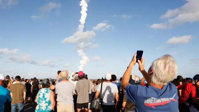 Люди собрались на запуске ракеты для полетов на Луну в рамках миссии НАСА «Артемида-2» по облету Луны, который состоялся 1 апреля 2026 года из Космического центра имени Кеннеди NASA в Титасвилле, штат Флорида, США.