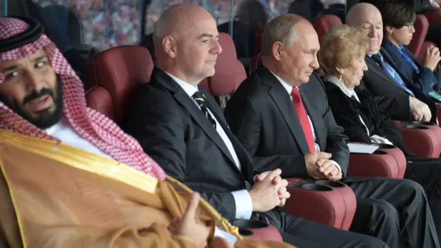 Así ven el partido desde el palco el príncipe saudita Mohammed bin Salman, el presidente de la FIFA Gianni Infantino y el presidente ruso, Vladimir Putin.