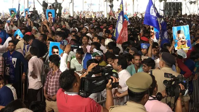 भीम आर्मी प्रमुख चंद्रशेखर रावण के पोस्टर लिए लोग