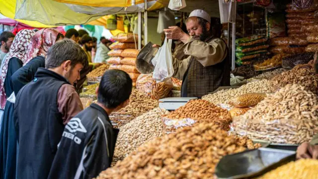 معنای نرخ تورم منفی در اقتصاد افغانستان چیست؟ - BBC News فارسی