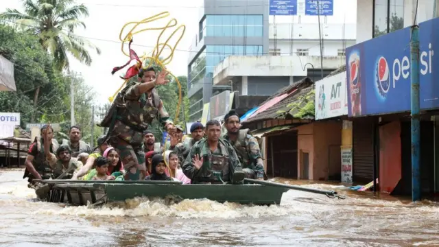 ఎర్నాకులం జిల్లాలోని అలువా పట్టణంలో సహాయక చర్యలు