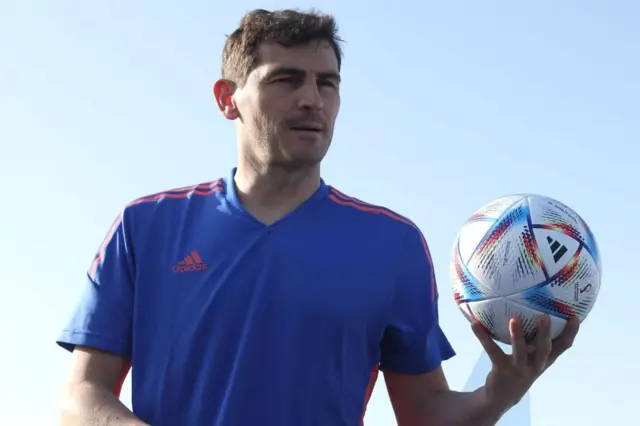 বিশ্বকাপের বল উদ্বোধন করছেন বিশ্বকাপ জয়ী অধিনায়ক স্পেনের ইকার ক্যাসিয়াস