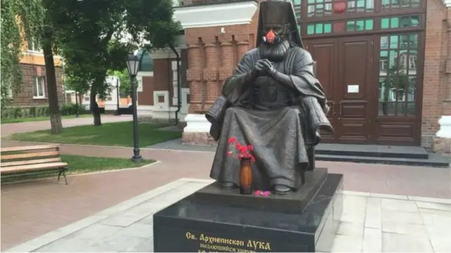 Памятники в респираторах