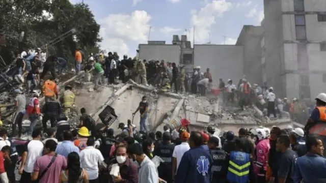 People for Mexico don join hand volunteer to search for survivors