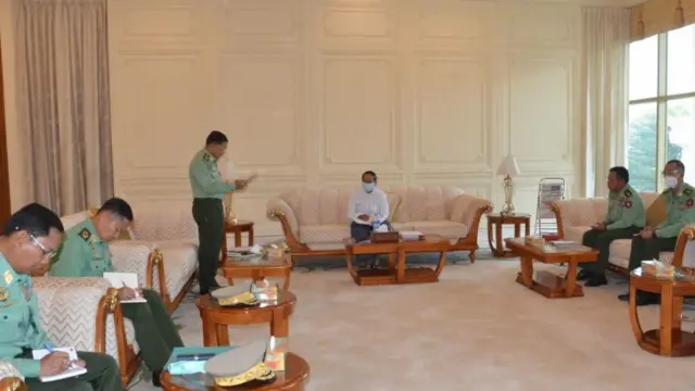 တပ်ချုပ်က ပုဒ်မ ၄၁၇ အရ နိုင်ငံတော်အား အရေးပေါ်အခြေအနေ ကြေညာနိုင်ရန် ယာယီသမ္မတ ဦးမြင့်ဆွေကို တင်ပြစဉ်