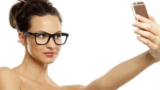 Mujer tomándose un selfie