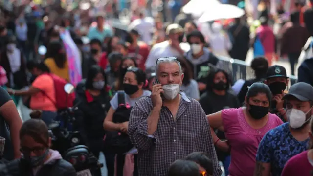 Mexicanos con celular