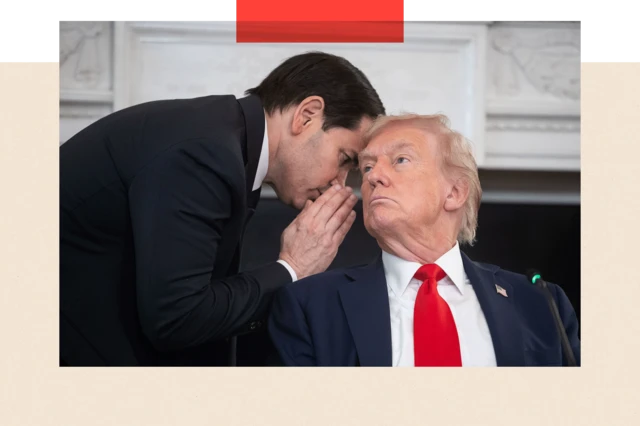 Marco Rubio le susurra algo al oído a Donald Trump