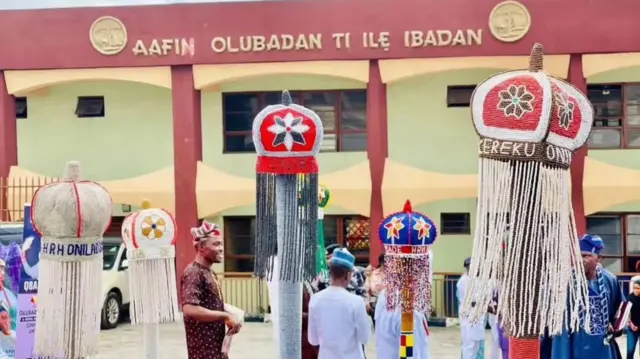 Aworan aafin Olubadan ati opa asẹ