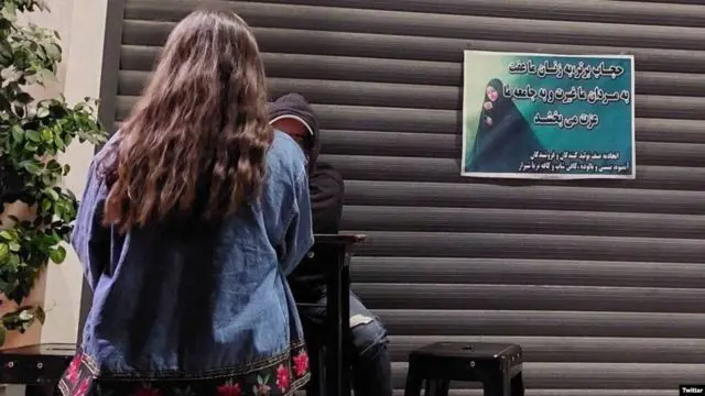 پس از کشته شدن مهسا امینی در بازداشت گشت ارشاد در سال گذشته و آغاز جنبش اعتراضی «زن، زندگی، آزادی»، زنان زیادی در ایران از پوشیدن حجاب اجباری در خیابان‌ها و فضاهای عمومی خودداری می‌کنند