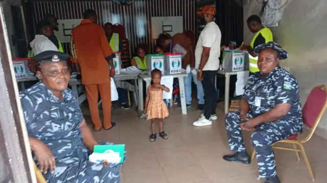 Ndị uweoji nọ ọdụ n'oche na-elekọta ka ntuliaka si aga n'ihu na steeti ahụ