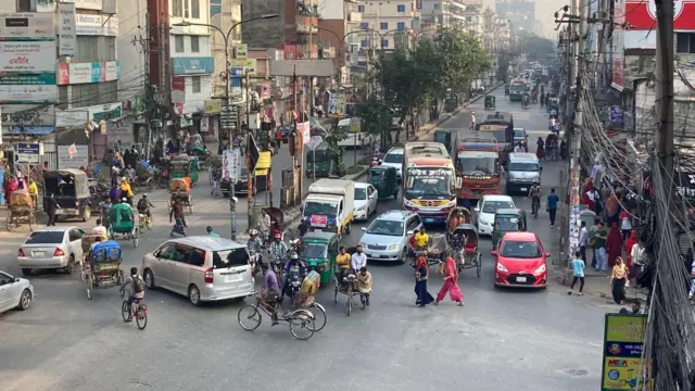 রাজধানীর কিছু এলাকায় হালকা যানজট দেখা গেছে। বৃহস্পতিবার সকালের চিত্র মালিবাগ এলাকা