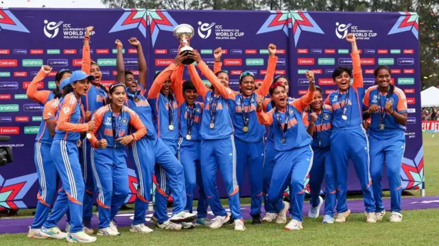 टी20 विश्व कप ट्रॉफ़ी के साथ जश्न मनाते हुए भारतीय टीम के सदस्य