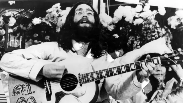 1969년 3월 1일 부인 오노 요코와 함께 캐나다의 호텔에서 '평화 시위'를 하며 노래를 부르는 존 레논